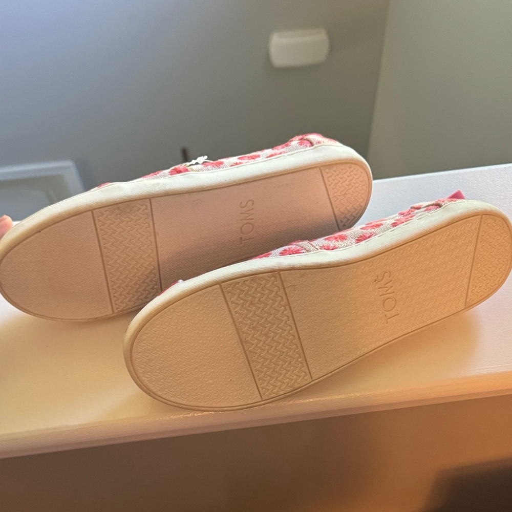 NWT TOMS Pink Daisy Pattern Slip-Ons - Picture 3 of 6
